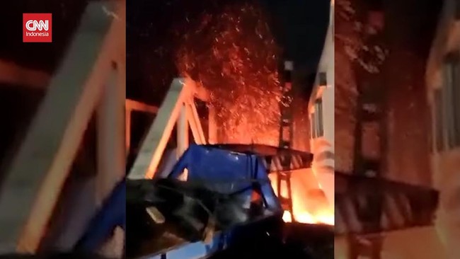 Truk yang tertabrak Kereta Brantas di perlintasan Jalan Madukuro Raya, Semarang, Jawa Tengah, sempat terseret sekitar 50 meter.