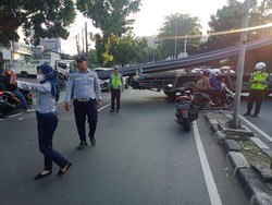 Truk Tronton Patah As Roda di Jl Saharjo Jaksel, Lalu Lintas Padat