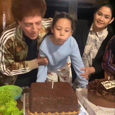 7 Potret Ahmad Albar Rayakan Ultah ke-77 Tahun bareng Istri Muda