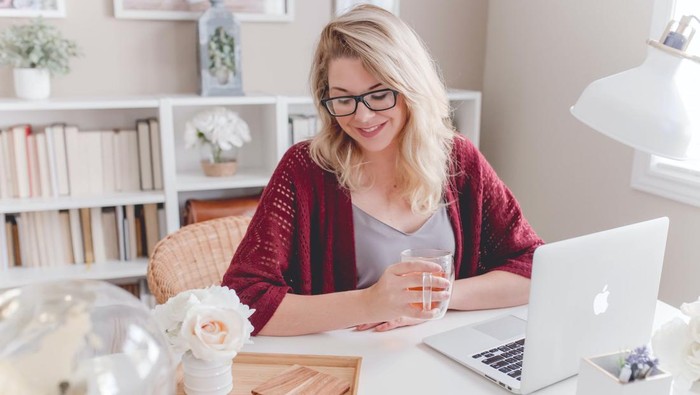 8 Cara Menjaga Kesehatan ketika Duduk di Depan Komputer Sepanjang Hari