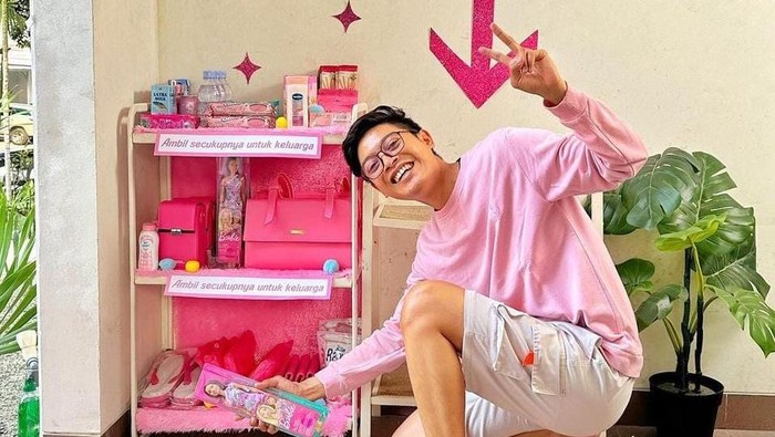 YouTuber Aulion Ikut Tren 'Barbie' dengan Cara Unik, Bagikan Serba-serbi Pink Barbie Pada Kurir dan Ojol!