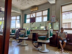 Pengelola Barbershop Shin Hua Bakal Layani Cukur Rambut Selama Masih Hidup