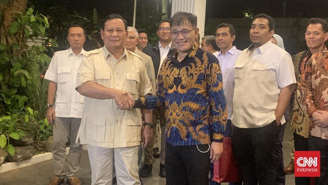 Momen Budiman Sudjatmiko di rumah Prabowo Subianto berjalan cair dan diiringi syukur karena bertemu di malam satu suro.