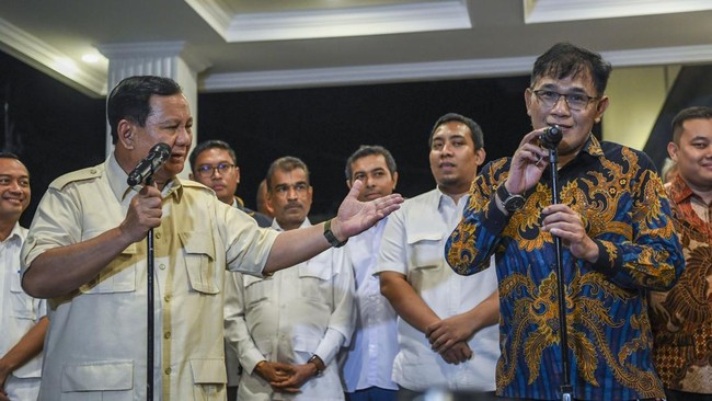 Bakal calon presiden dari Gerindra Prabowo Subianto dan kader PDIP Budiman Sudjatmiko menerima dukungan dari relawan Prabu sebagai capres-cawapres.