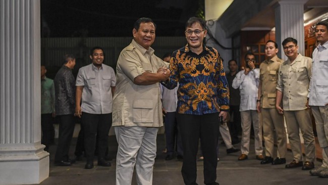 Dua kader PDIP Effendi Simbolon dan Budiman Sudjatmiko melontarkan pujian hingga sinyal dukungan usai bertemu Prabowo Subianto.