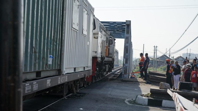 Kereta pengangkut batu bara tertimpa besi proyek pembangunan jalan layang di Kabupaten Muara Enim, Sumatera Selatan.
