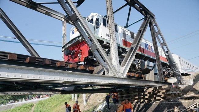 Sopir truk trailer yang ditabrak Kereta Brantas di perlintasan Jalan Madukoro Semarang pada Selasa (18/7) malam akhirnya berhasil diamankan kepolisian.