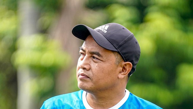 Gendut Doni Christiawan membagikan cerita kisah hidup dan perjuangannya menembus Diklat Salatiga hingga masuk Timnas Indonesia.
