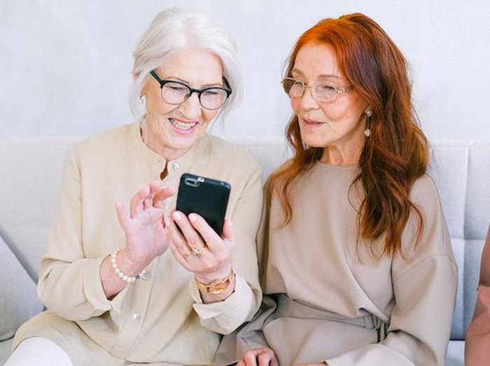 Ilustrasi memiliki perkumpulan teman yang positif dapat memperpanjang usia / Foto: Pexels.com / Anna Shvets