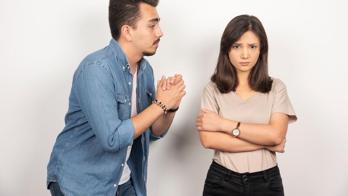 5 Jenis Bahasa Permintaan Maaf yang Bisa Kamu Ungkapkan kepada Pasangan, Tak Hanya Lewat Ucapan Saja!