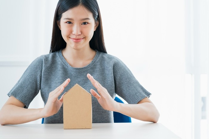 Ilustrasi perempuan membeli rumah/Foto: Freepik/lifestylememory Strategi Keuangan yang Harus Perempuan Ketahui