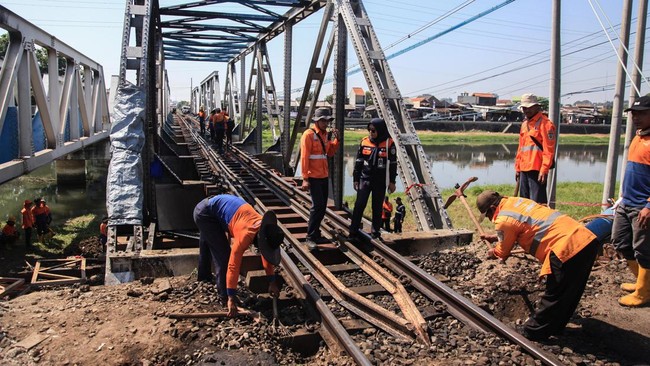 Kabid Humas Polda Jateng mengatakan status kernet dan sopir truk trailer yang berada di tengah rel hingga ditubruk kereta akan ditentukan dalam gelar perkara.