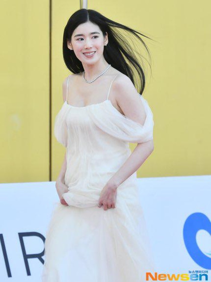 Jung Eun Chae terlihat bak seorang putri dari dunia dongeng dalam balutan off-shoulder dress./ Foto: Newsen