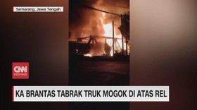 VIDEO: KA Brantas Tabrak Truk Mogok di Atas Rel, Meledak dan Terbakar