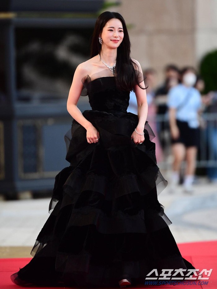 Lim Ji Yeon memancarkan aura anggunnya dalam balutan ruffle dress berwarna hitam, senada dengan rambut panjang hitam legamnya./ Foto: Sports Chosun