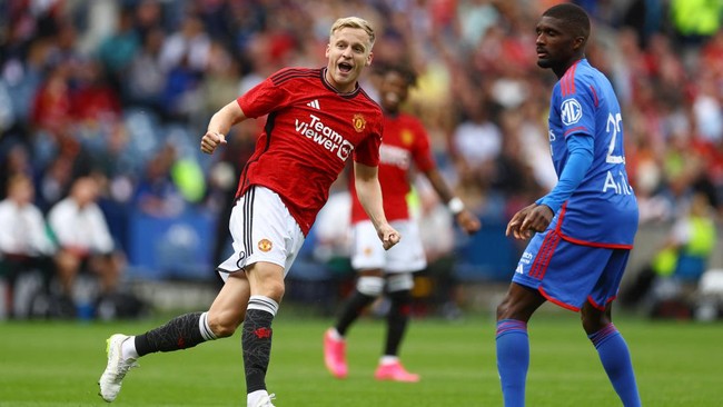 Manchester United berhasil mengalahkan Lyon 1-0 berkat gol indah Donny van de Beek pada laga persahabatan di Stadion Murrayfield, Rabu (19/7).