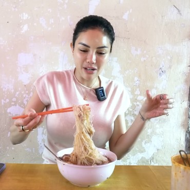 Terpopuler: Lolly Ditahan Polisi Inggris hingga Hukum Peringati Maulid Nabi