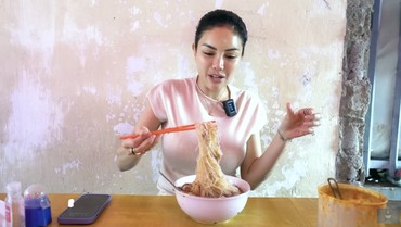 img-title Terpopuler: Lolly Ditahan Polisi Inggris hingga Hukum Peringati Maulid Nabi