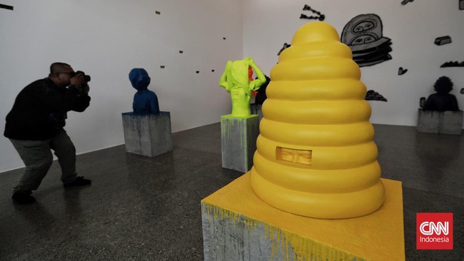 FOTO: Pameran Eko Nugroho Bertajuk Cut the Mountain and Let It Fly