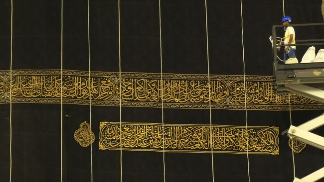 FOTO: Penggantian Kiswah Ka'bah Saat Tahun Baru Islam 1445 Hijriah