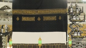 Ka'bah Ditutup Sementara karena Pemeliharaan, Jemaah Tak Bisa Sentuh