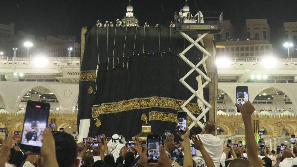File Baru: Pengusaha UEA Diklaim Kirim Kiswah Kabah ke Epstein di AS