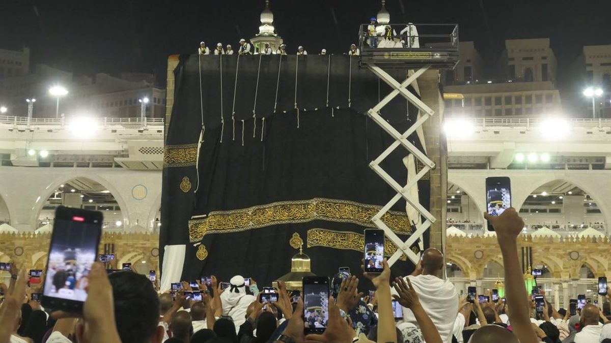 File Baru: Pengusaha UEA Diklaim Kirim Kiswah Kabah ke Epstein di AS