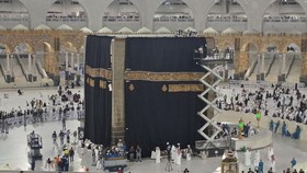 FOTO: Penggantian Kiswah Ka'bah Saat Tahun Baru Islam 1445 Hijriah