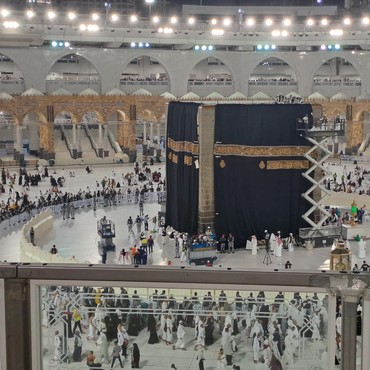 Suasana Masjidil Haram Diguyur Hujan Deras hingga Badai Petir