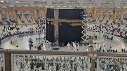 Suasana Masjidil Haram Diguyur Hujan Deras hingga Badai Petir