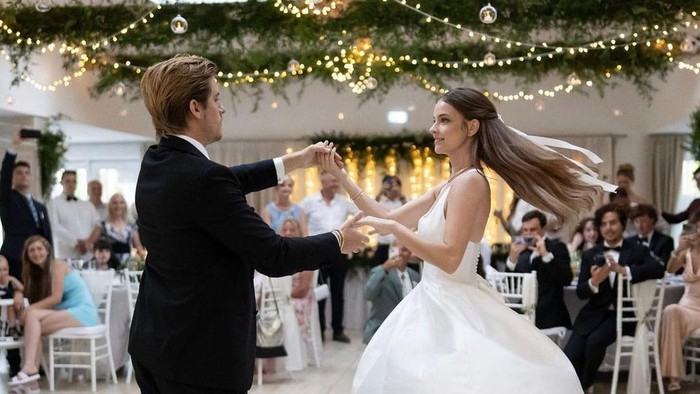 Dylan dan Barbara Sprouse berdansa saat resepsi