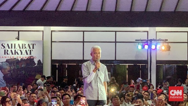 Bakal calon presiden Ganjar Pranowo mengungkapkan baju garis-garis hitam putih yang tampaknya akan dipakai sebagai identitasnya pada Pilpres 2024.