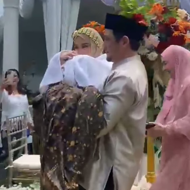 <p>Tengku Anataya juga berkesempatan digendong sang Ayah ketika melaksanakan acara siraman. Keduanya terlihat sangat bahagia, Bunda. (Foto: Instagram: @tengku_firmansyah)</p>