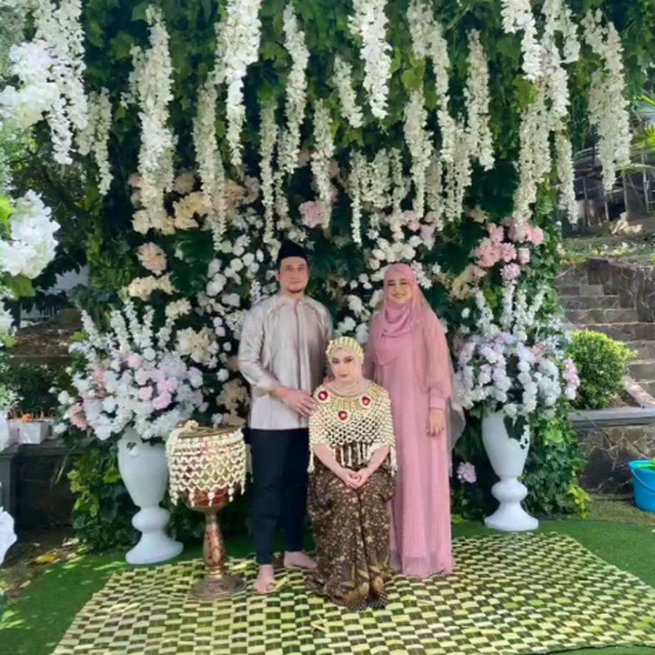<p>"Ya Allah Ciiin meweeeek. Sudah sampai tahap ini ya lo jadi orang tua. <em>Bismillah</em> lancar semua acaranya. Aman bahagia," ungkap Mona Ratuliu. "<em>Masha Allah</em>. <em>Time flies</em> ya Mas Bro. Dilancarkan untuk acaranya Chacha," ungkap netizen lainnya. (Foto: Instagram: @tengku_firmansyah)</p>