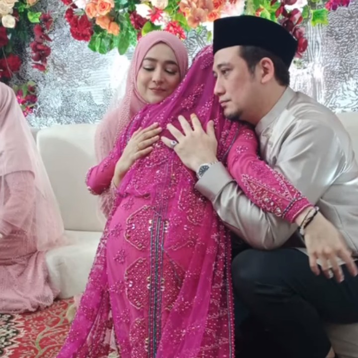 <p>Pada acara sungkeman, Anataya tampil cantik mengenakan kebaya berwarna fushia, Bunda. Ia pun memeluk kedua orang tuanya seraya meminta restu. (Foto: Instagram: @cindyfatikasari18)</p>