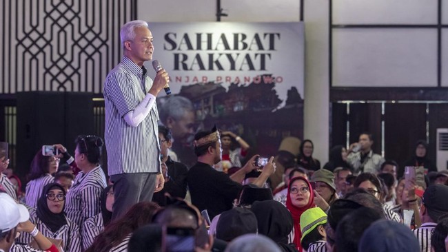 Bakal calon presiden Ganjar Pranowo memberikan pidato politik di depan relawan dalam acara silaturahmi di Jakarta, Rabu (19/7).