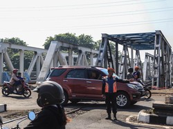 Petugas Palang di TKP Laka KA Vs Truk di Madukoro Semarang Diperiksa