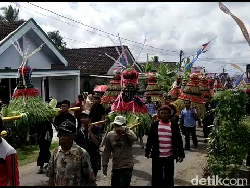 Menengok Tradisi Grebeg Gunungan Suro di Lereng Semeru