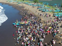 Petik Laut Kala Suro, Ritual Ngalap Berkah Warga Pesisir Banyuwangi