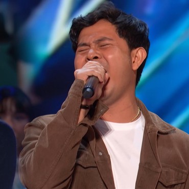 Detik-detik Cakra Khan Disetop Simon Cowell Saat Lagi Nyanyi di AGT 2023