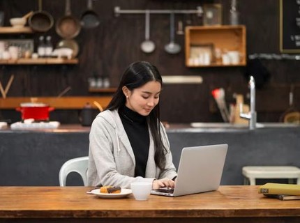 Kelebihan dan Kekurangan Hybrid Working, Bunda Yes or No?