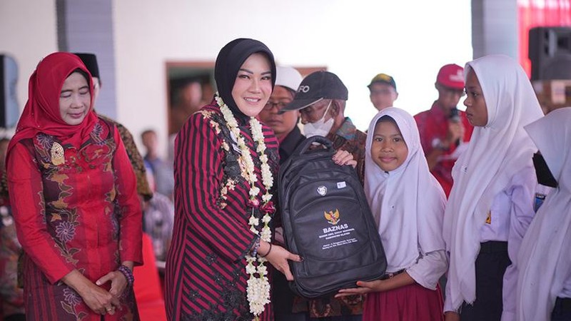 Bupati Klaten, Sri Mulyani, mengajak seluruh masyarakat di daerahnya untuk ikut serta dalam mengembangkan potensi lokal yang bisa menjadi produk unggulan.