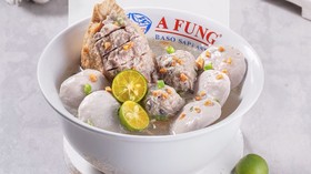 Baso A Fung Hancurkan Alat Makan usai Influencer Makan Kerupuk Babi