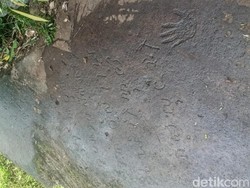 Ditemukan Batu Misterius Terpahat Aksara Kuno di Sukabumi