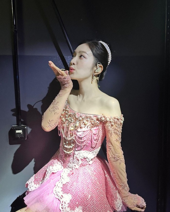 Dalam postingannya Irene menambahkan caption berupa panah yang menembus hati. Emoji yang sukses meluluhkan hati publik untuk meninggalkan komentar penuh pujian mengenai kecantikannya yang kian memesona./ Foto: instagram.com/renebaebae