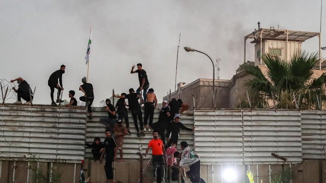 Sekelompok demonstran Irak membakar gedung Kedutaan Besar Swedia di Baghdad, Kamis (20/7) sebagai protes atas rencana aksi pembakaran Al Quran di Stockholm.
