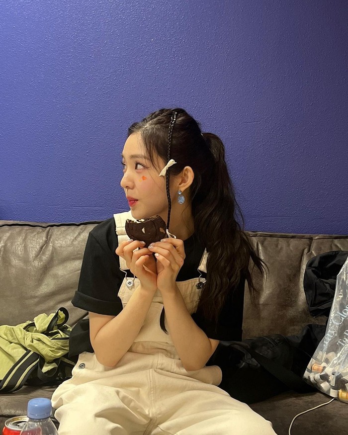 Di unggahan foto terakhir Irene tampak manis dengan pakaian lebih santai. Visualnya yang bisa terlihat anggun dan menggemaskan membuat publik jatuh cinta setiap saat serta siap mendukung kegiatan terbaru sang idol./ Foto: instagram.com/renebaebae