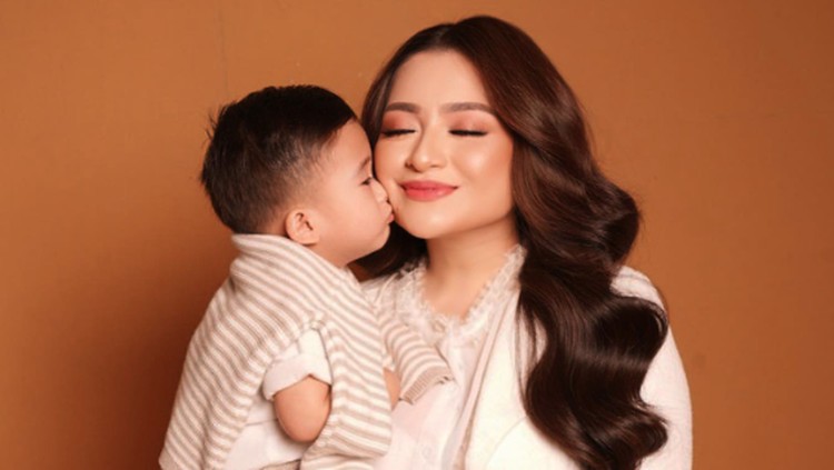 Gaya Nathalie Holscher Setelah Lepas Hijab