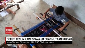 VIDE: Gelut Tenun Kain Tanimbar, Siswa SD Cuan Jutaan Rupiah