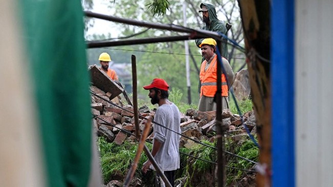 Setidaknya 11 pekerja tewas tertimpa tembok roboh ketika hujan deras mengguyur Pakistan pada Rabu (19/7).